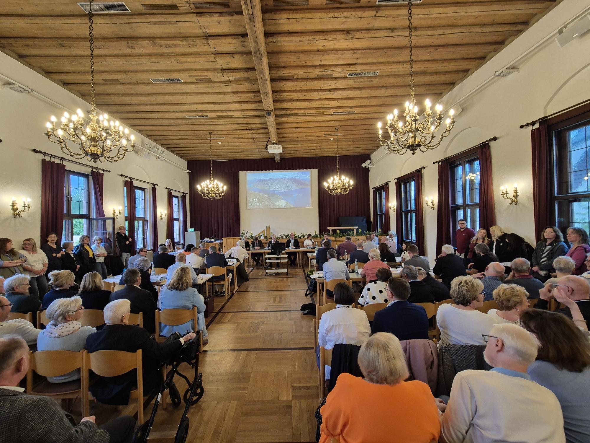 Voll besetzte Alte Kirche in Stein